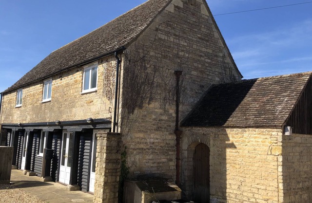 Bumble Bee Barn holiday let is available for self catering for up to 5 people.