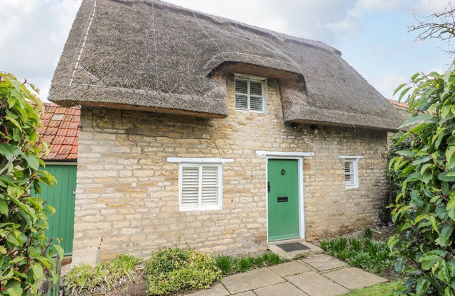 BUMBLE BEE, pet friendly, character holiday cottage in Barrowden