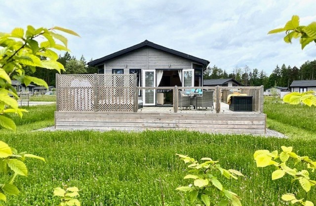 Bumblebee Lodge - Lodge with Hot Tub