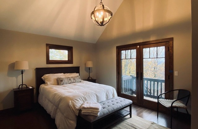 Bump Mountain Retreat: Hot Tub, Sauna, Pool, Game Room, Piano & Panoramic Views