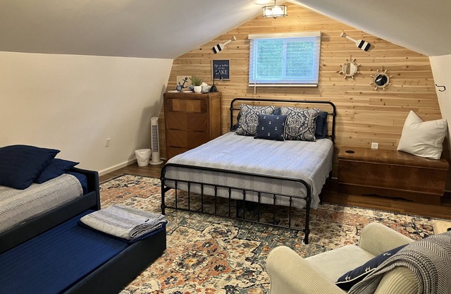 Bungalow at the Lake - enjoy lake life within driving distance of the beach!
