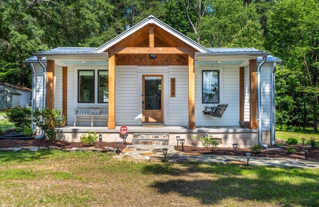 Bungalow Near Jordan Lake, NC