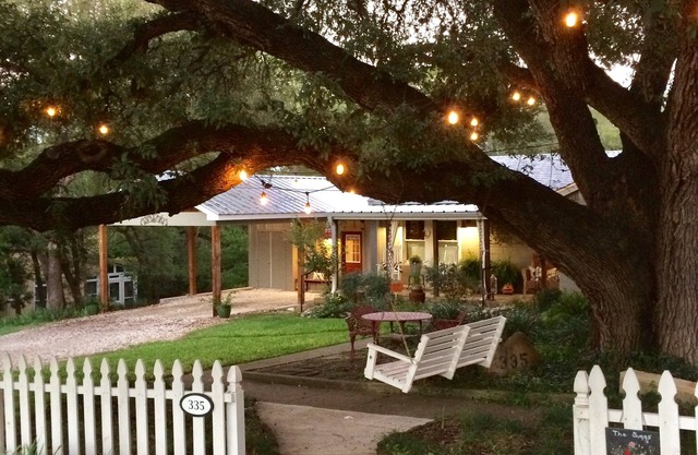 Bungalow Oaks - Steps from Historical Main Street