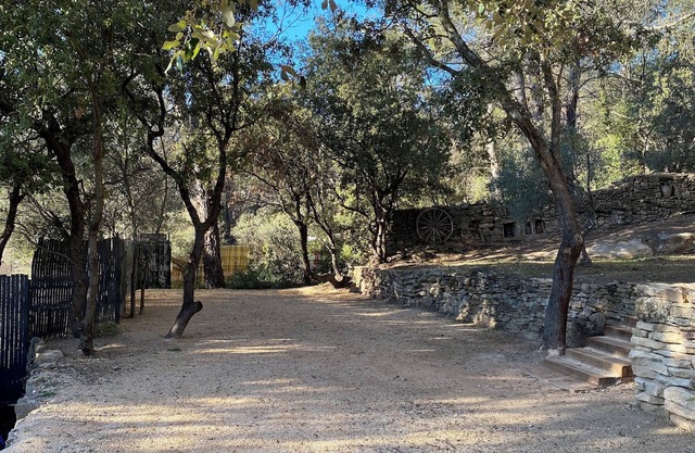 Bungalow Provençal with Garden & Pétanque, in the heart of Pourrières" (in French)