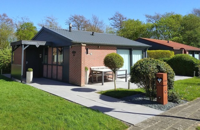 Bungalow + rowboat + internet - right on the water in a perfect quiet south facing position
