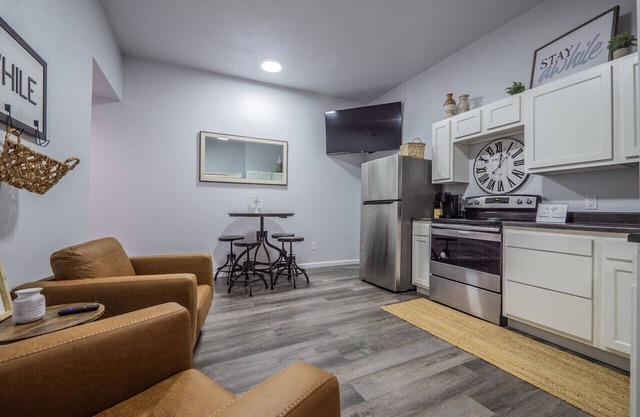 Bunkhouse on the Square-Pet Friendly!