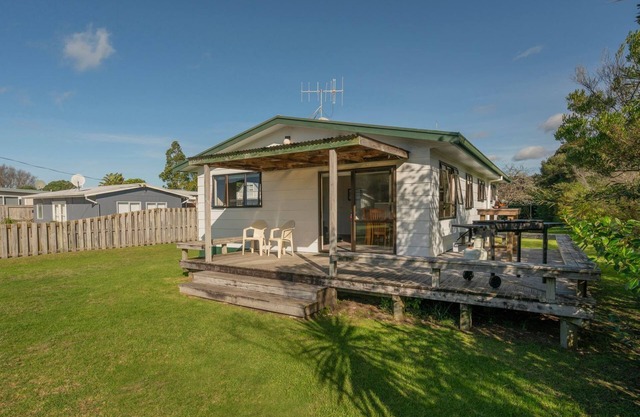 Bunnies Beach House, private, borders the reserve