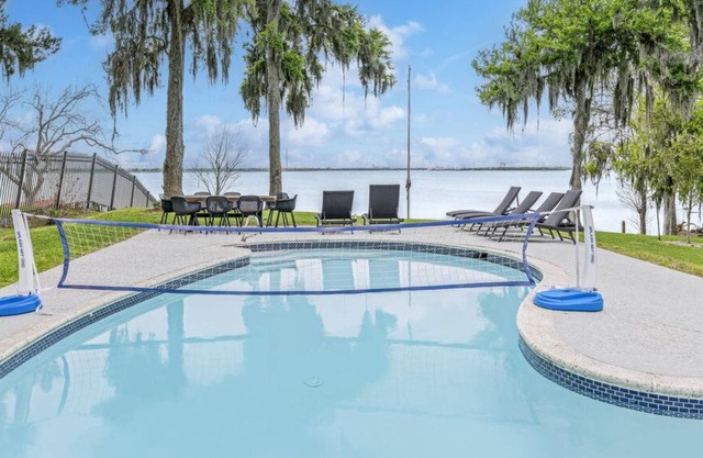 Burnet Bay Waterfront Pool Resort