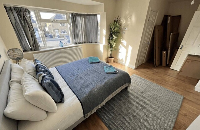 Burnham/Slough Spacious Six Bedroom House
