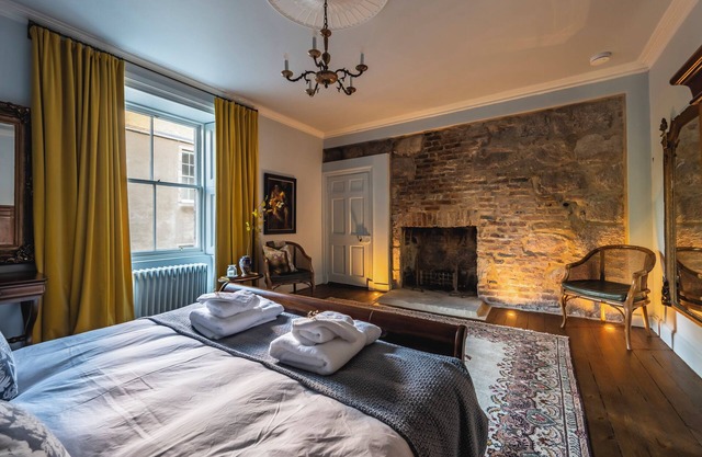 BURNHERVIE HOUSE, pet friendly, with open fire in Inverurie
