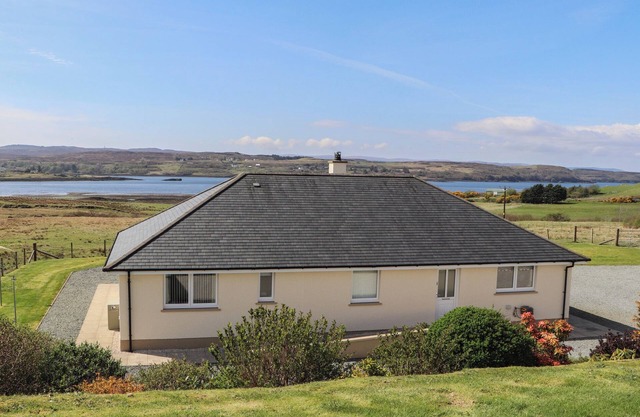 BURNSIDE COTTAGE, luxury holiday cottage, with open fire in Portree