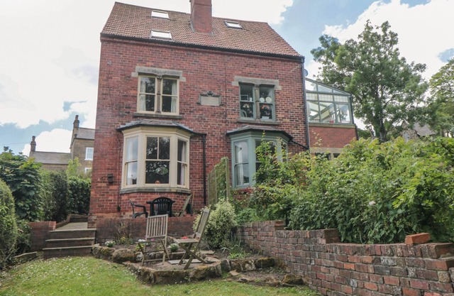 BURNSIDE, family friendly, with open fire in Robin Hood’s Bay