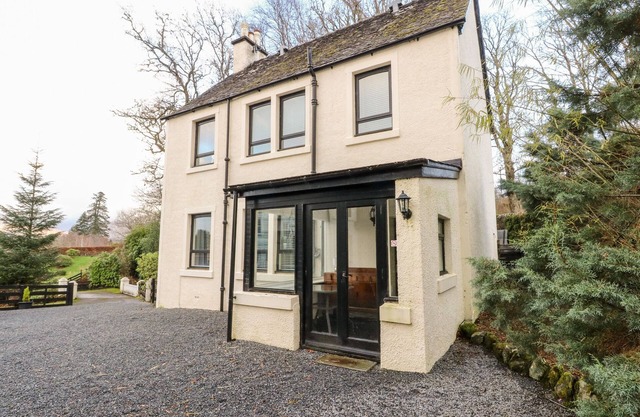 BURNSIDE HOUSE, family friendly, with a garden in Lochawe