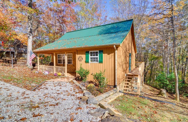 Burnside Resort Cabin w/Hot Tub & Outdoor Spots!