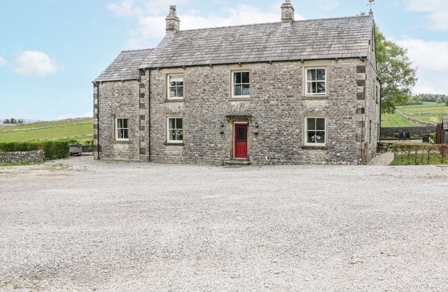BURRS FARM, pet friendly, character holiday cottage in Chelmorton