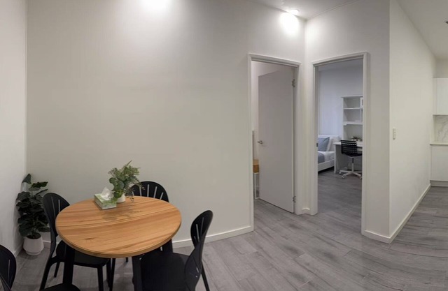 Burwood 2Br Lovely Apartment Near Train Station