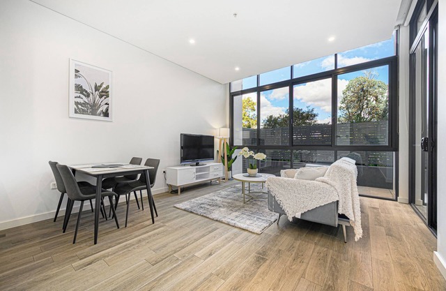 Burwood stunny apt with Parking | Train&Shopping