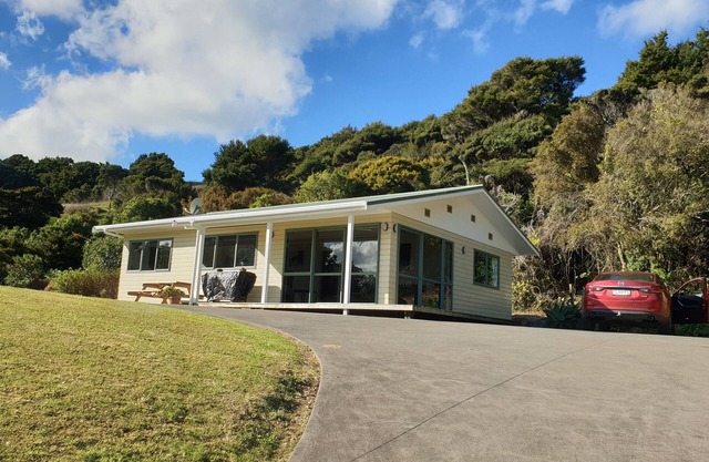 Bush backdrop, privacy and Bay views