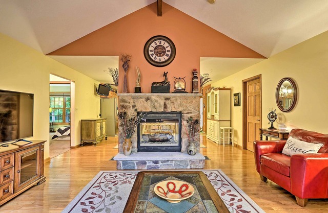 Bushkill Beauty-HotTub, Firepit, Lake, Outdoor Pool