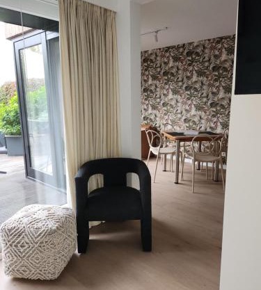 Business Accommodation 'Garden' Living Intimate