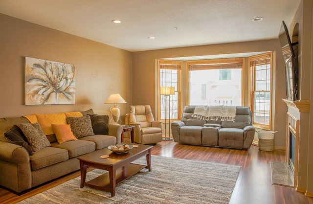 Business trip & couples friendly, 9 Miles to MPLS, Attached Garage, King Beds