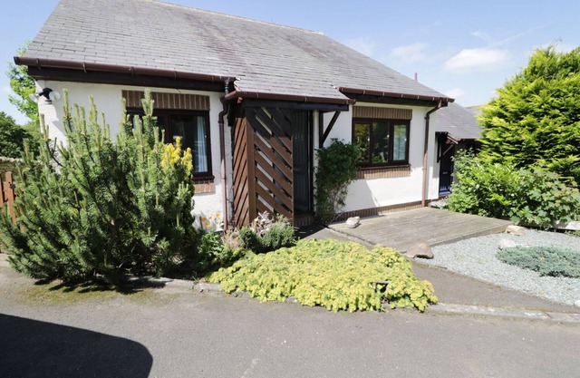 BUTTERCUP COTTAGE, pet friendly, with a garden in Allendale