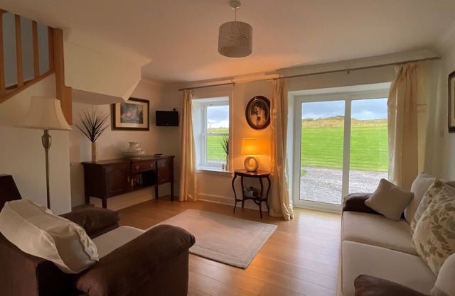 Buttercup Cottage - sleeps 5 guests in 3 bedrooms