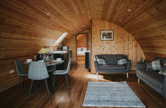 Buttercup - Glamping Pod with Hot Tub Sleeping 4, Pet Friendly
