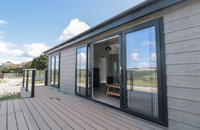 BUTTERCUP LODGE, pet friendly, with a garden in Dartmouth