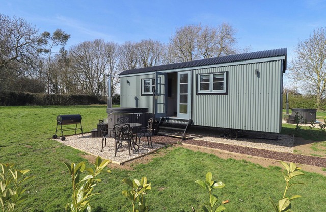 BUTTERCUP, pet friendly, country holiday cottage in Waltham