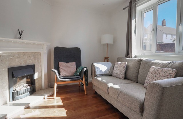 BUTTERCUPS, pet friendly, country holiday cottage in West Bay