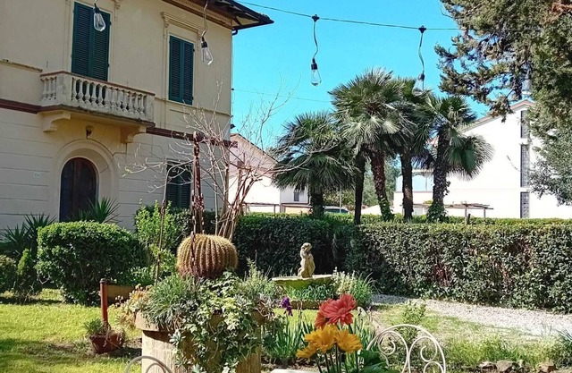 Butterfly house. Apartment in Villa. Shared swimming pool and large park