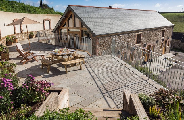 BUTTERWELL BARN, pet friendly, luxury holiday cottage in Dartmouth