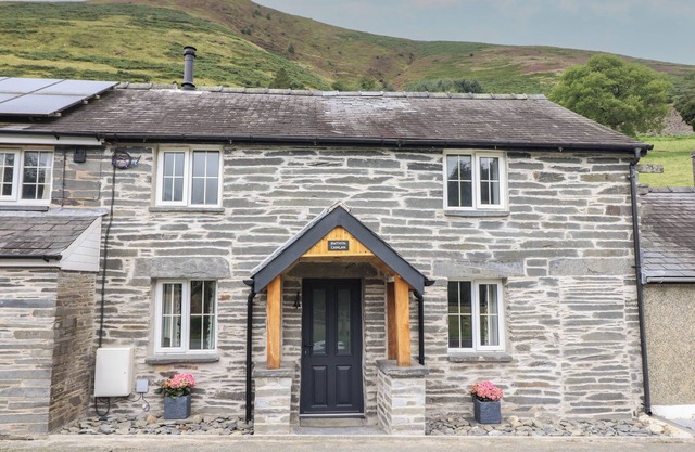 BWTHYN CAMLAN, family friendly, with hot tub in Dinas Mawddwy