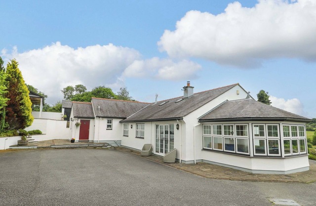 BWTHYN CLAI, family friendly, country holiday cottage in Llangefni