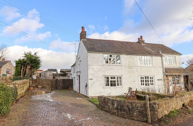 BWTHYN LLWYNCARON, family friendly, with open fire in Llandegla