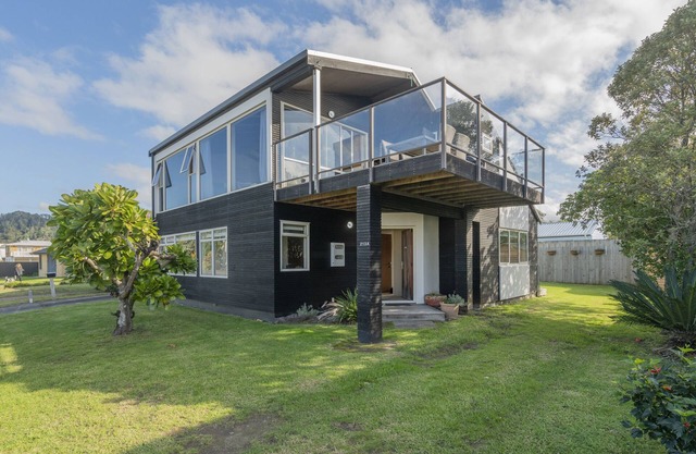 By The Beach - Whangamata Holiday Home