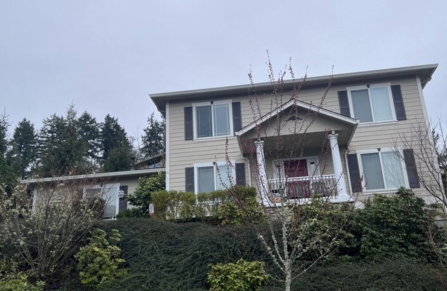 By UofO, Autzen, Hayward, Campus. Quiet big beautiful 2 story family home 4 beds