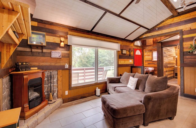 'Byrd's Nest' Lake Lafayette Escape w/Fire Pit