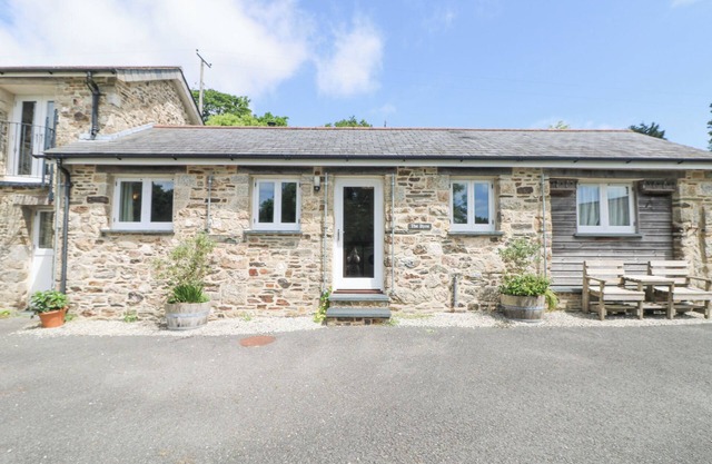 BYRE, pet friendly, country holiday cottage in Lostwithiel