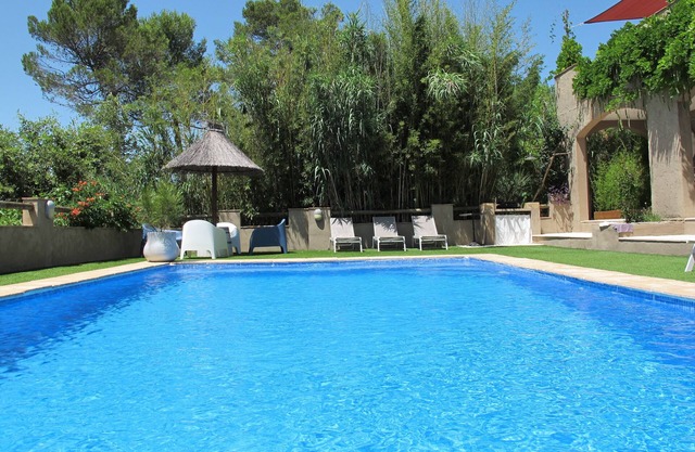 Charming gîte for 5 people with private heated swimming pool in St Maximin