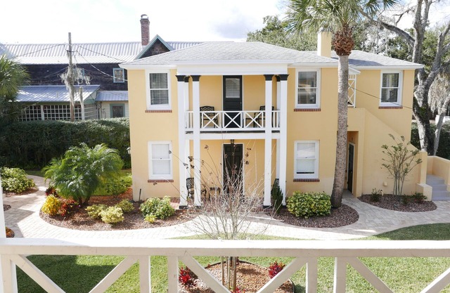 C7 Perfect location in city center, near beaches, private patio, free parking!
