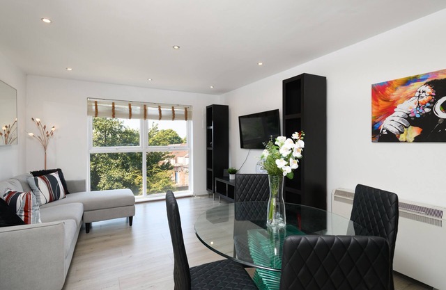 CA.PHN - Modern 2 bedroom flat with parking in Cardiff