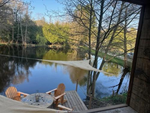 cabane au bord de l'eau pas de carpe dans l'étang pas d'électricité !