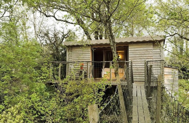 Cabane Celeste with private indoor whirlpool bath