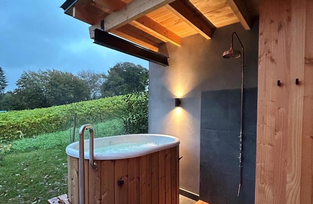 Cabanes avec jacuzzi les pieds dans la vignes
