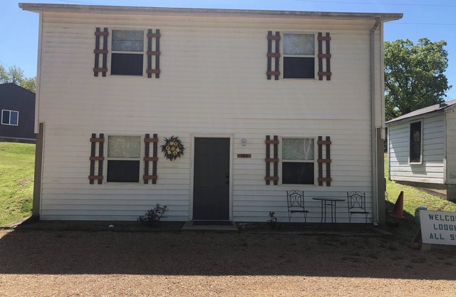 Cabin #120 LodgeForAllSeasons 1/2 mile-2 min drive to a marina & Clearwater Lake