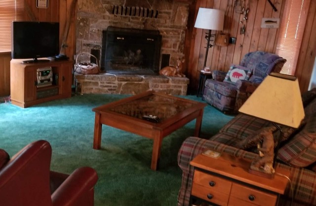 Cabin, 3 beds/baths, sleeps 8, large yard for pets, hot tub, stocked kitchen