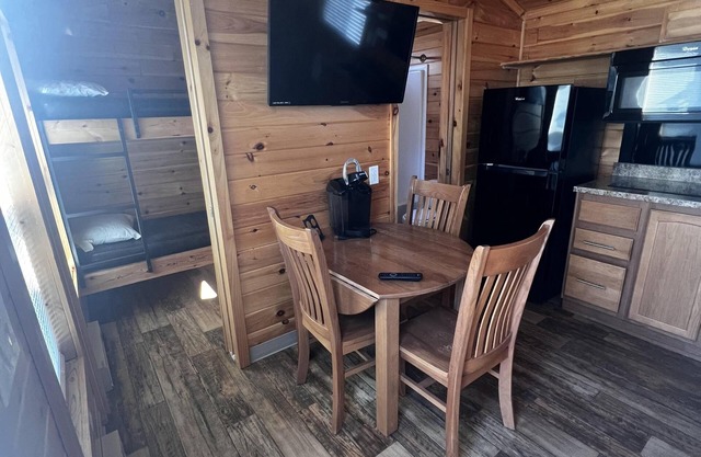 Cabin 4 - Stay like royalty. Sit on your concrete patio overlooking the beautiful Youghiogheny River.