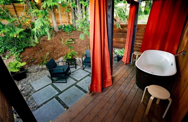 CABIN 4 WITH OUTDOOR SOAKING TUB